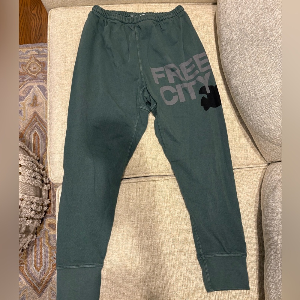 Dark green free city sweatpants 
Size: extra small (XS)
Rarely worn